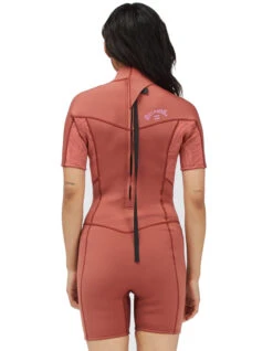 BILLABONG SYNERGY 2/2 SHORT SLEEVE BACK ZIP RED CLAY -Surfcorner Store billabong synergy 2 2 backzip muta donna red clay